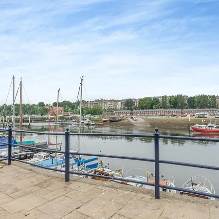 Island In The Stream * Whitby