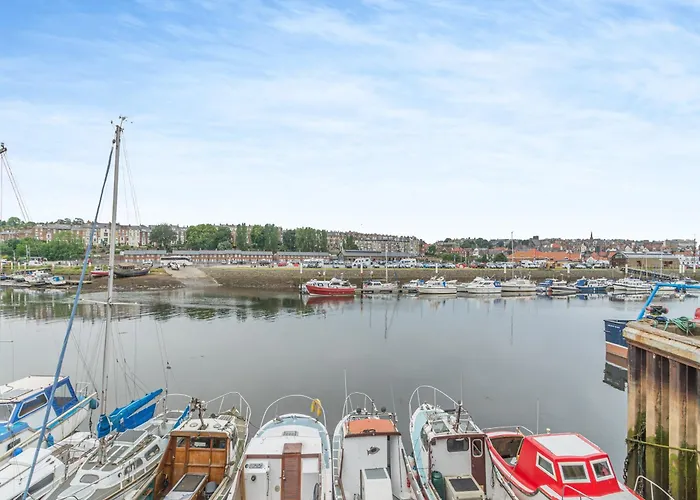 Island In The Stream * Whitby